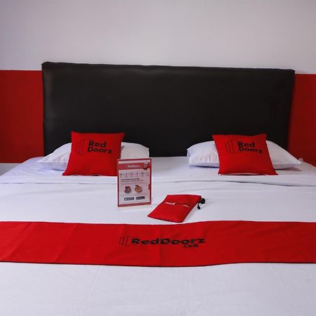 Reddoorz Plus @ Samratulangi Manado Exterior foto